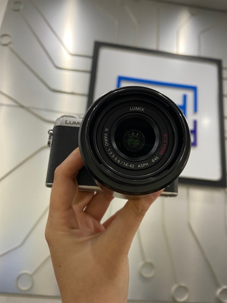 Máy ảnh Panasonic GF8 - Màu đen - Ngoại hình: 97% - Loạn vòng xoay menu, viền màn tối hở sáng, vỏ trầy, màn trầy nhẹ - Kèm 1 pin + dock sạc + thẻ nhớ 32GB + Lens Lumix G Vario 1:3.5-5.6/14-42mm Asph ( mốc )