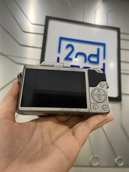 Máy ảnh Panasonic GF8 - Màu đen - Ngoại hình: 97% - Loạn vòng xoay menu, viền màn tối hở sáng, vỏ trầy, màn trầy nhẹ - Kèm 1 pin + dock sạc + thẻ nhớ 32GB + Lens Lumix G Vario 1:3.5-5.6/14-42mm Asph ( mốc ) 2