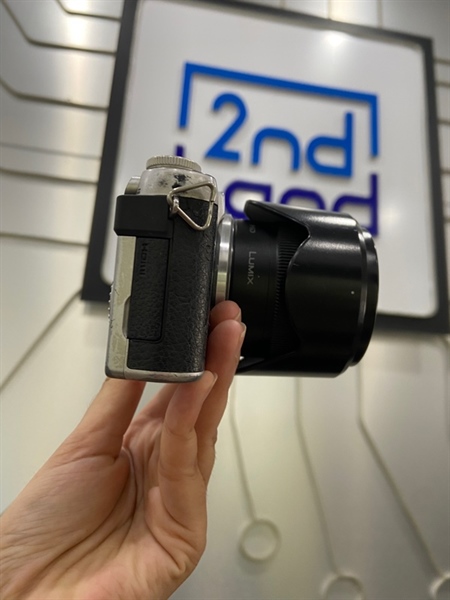 Máy ảnh Panasonic GF8 - Màu đen - Ngoại hình: 97% - Loạn vòng xoay menu, viền màn tối hở sáng, vỏ trầy, màn trầy nhẹ - Kèm 1 pin + dock sạc + thẻ nhớ 32GB + Lens Lumix G Vario 1:3.5-5.6/14-42mm Asph ( mốc ) 3