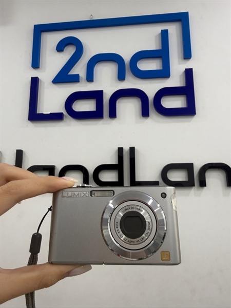 Máy ảnh Panasonic Lumix DMC-FS4 - Màu bạc - Ngoại hình 97% - Trầy , cấn ít - Kèm 1 pin , 1 sạc , thẻ 2GB