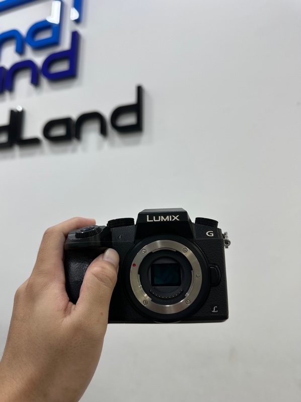 Máy ảnh Panasonic Lumix DMC-G7 - Màu đen - Ngoại hình 97% - Kèm 1 pin + 1 sạc + Lens Panasonic Lumix G Vario 14-42mm f/3.5-5.6 bụi mất nét tiêu tự từ 32-42mm