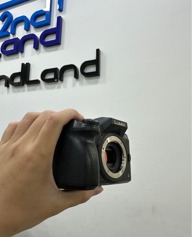 Máy ảnh Panasonic Lumix DMC-G7 - Màu đen - Ngoại hình 97% - Kèm 1 pin + 1 sạc + Lens Panasonic Lumix G Vario 14-42mm f/3.5-5.6 bụi mất nét tiêu tự từ 32-42mm