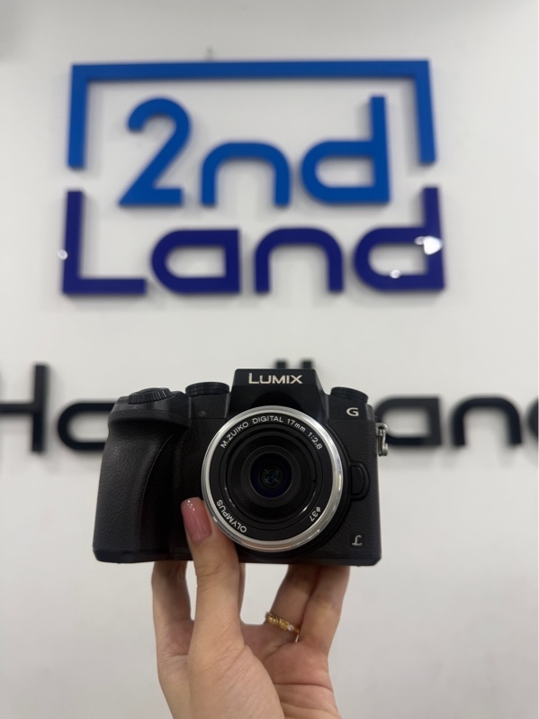 Máy ảnh Panasonic Lumix DMC-G7 - Màu đen - Ngoại hình 98% - Kèm 1 pin , 1 sạc , lens Olympus M. Zuiko Digital 17mm 1:2.8 lens trầy , mốc nhẹ