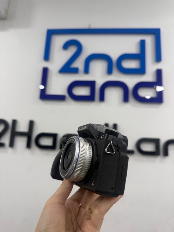 Máy ảnh Panasonic Lumix DMC-G7 - Màu đen - Ngoại hình 98% - Kèm 1 pin , 1 sạc , lens Olympus M. Zuiko Digital 17mm 1:2.8 lens trầy , mốc nhẹ