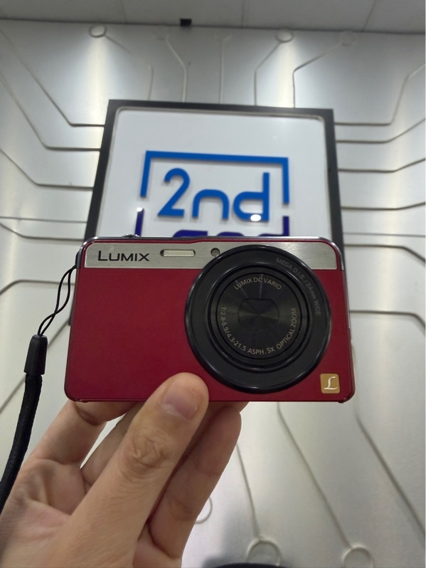 Máy ảnh Panasonic Lumix DMC-XS3 - Màu đỏ - Ngoại hình: 97% - Màn liveview ám vàng, màn có đốm, hết pin cmos - Kèm 1 pin + sạc