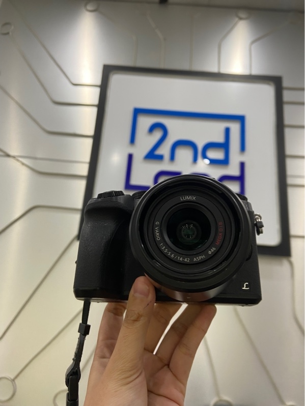 Máy ảnh Panasonic Lumix G7 - Màu đen - Ngoại hình: 98% - Thiếu nắp đậy - Kèm lens Panasonic Lumix G Vario 14-42mm f/3.5-5.6 ASPH Mega O.I.S ( bụi nhẹ ) + 1 pin + sạc