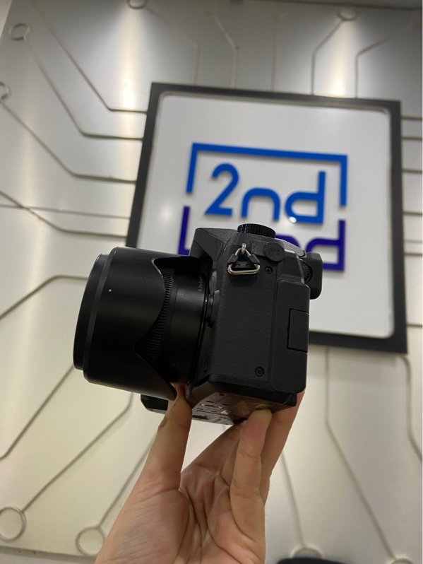 Máy ảnh Panasonic Lumix G7 - Màu đen - Ngoại hình: 98% - Thiếu nắp đậy - Kèm lens Panasonic Lumix G Vario 14-42mm f/3.5-5.6 ASPH Mega O.I.S ( bụi nhẹ ) + 1 pin + sạc