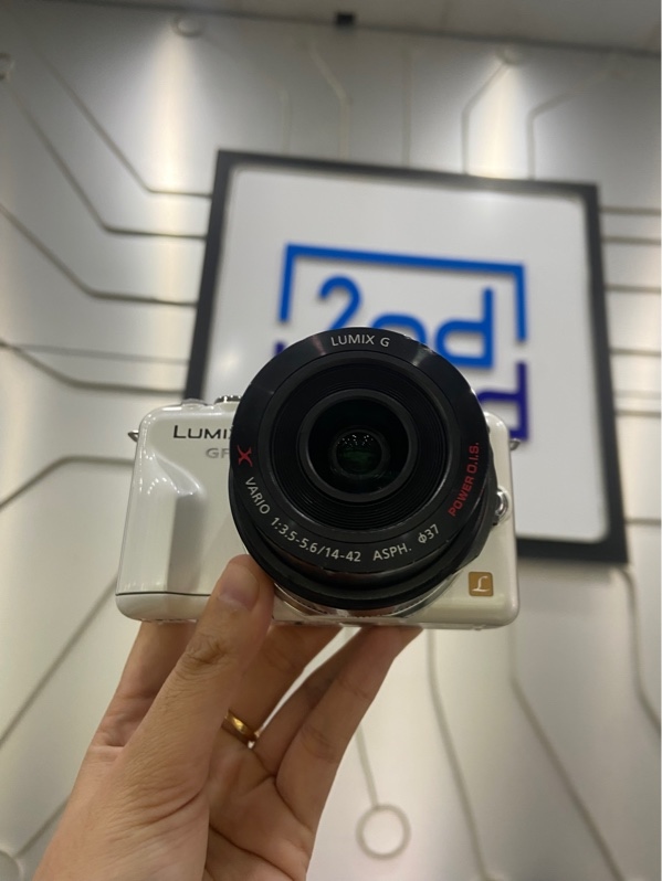 Máy ảnh Panasonic Lumix GF3 - Màu trắng - Ngoại hình: 97% - Màn ám vàng viền, màn rộp - Kèm 1 pin, 1 sạc, 1 thẻ nhớ 4gb, dây đeo, lens panasonic lumix G X Vario PZ 14-42mm f/3.5-5.6 ASPH Power O.I.S (cấn móp, xước)