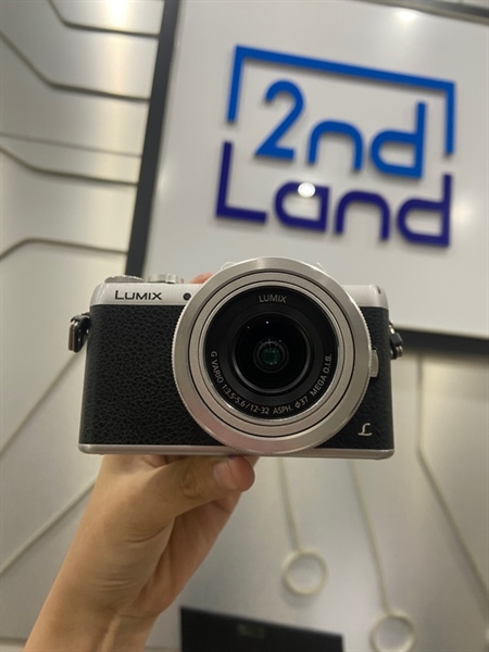 Máy ảnh Panasonic Lumix GF8 - Màu bạc - Ngoại hình: 98% - Kèm lens kit 12-32mm bụi trong + 1 pin + sạc
