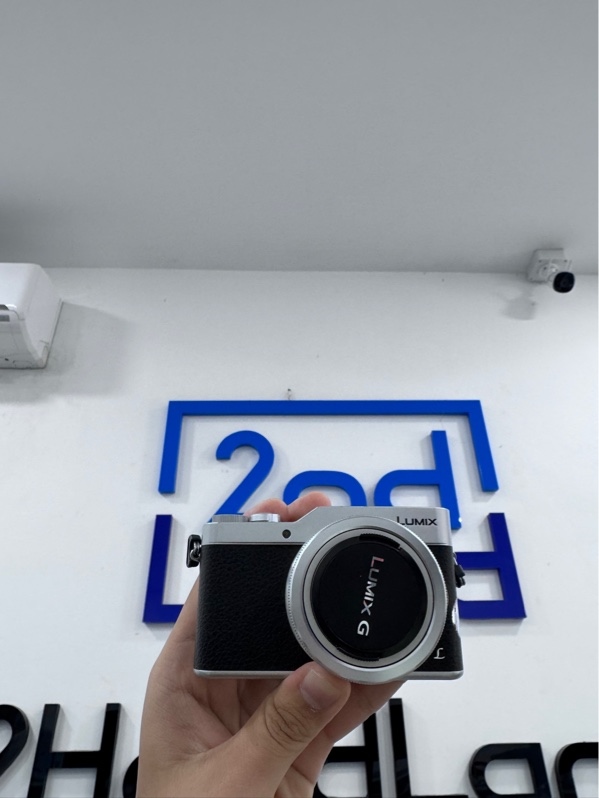 Máy ảnh Panasonic Lumix GF9 - Màu xám đen - Ngoại hình 97.5% - Máy trầy xước nhẹ - Kèm 1 pin, 1 thẻ 16gb, 1 lens lumix G vario 12-32mm, f3.5-5.6, mega ois, sạc