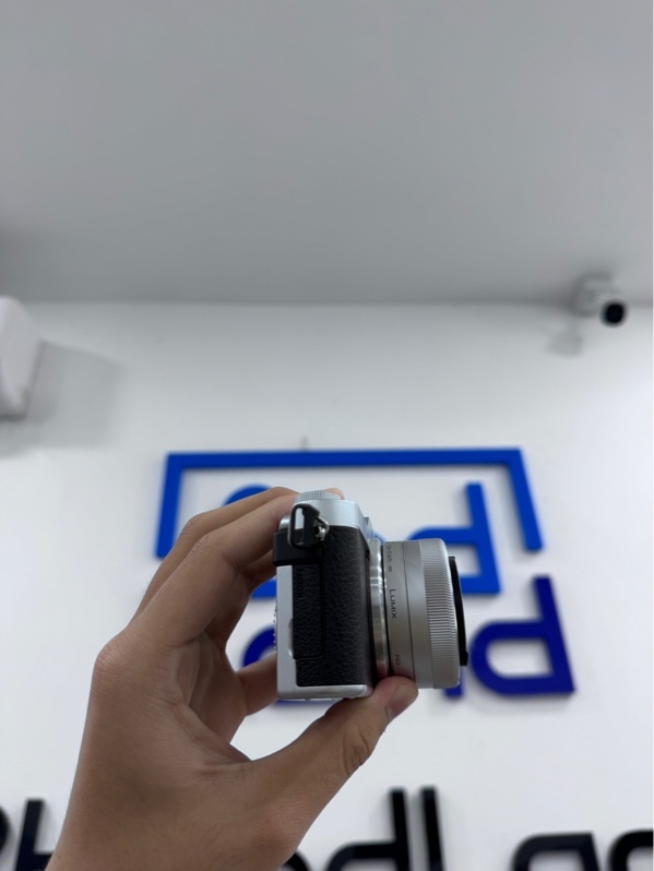 Máy ảnh Panasonic Lumix GF9 - Màu xám đen - Ngoại hình 97.5% - Máy trầy xước nhẹ - Kèm 1 pin, 1 thẻ 16gb, 1 lens lumix G vario 12-32mm, f3.5-5.6, mega ois, sạc