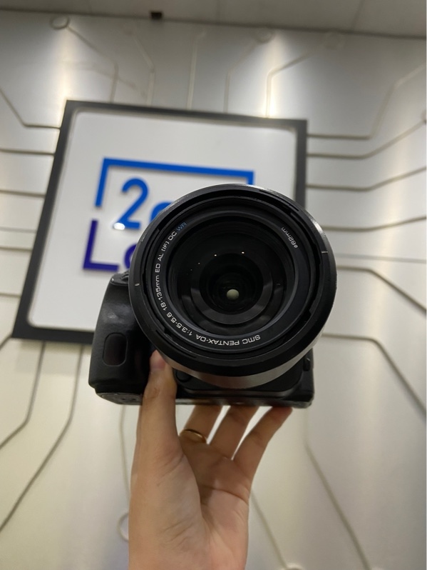 Máy ảnh Pentax K-70 - Màu đen - Ngoại hình: 97% - Kính trước xướt nhiều, màn lâu - Kèm 1 pin 1 sạc, ống kính Pentax 18-135mm F/ 3.5-5.6 DC WR