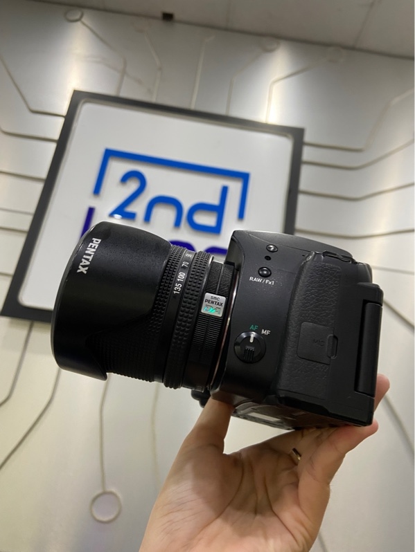 Máy ảnh Pentax K-70 - Màu đen - Ngoại hình: 97% - Kính trước xướt nhiều, màn lâu - Kèm 1 pin 1 sạc, ống kính Pentax 18-135mm F/ 3.5-5.6 DC WR