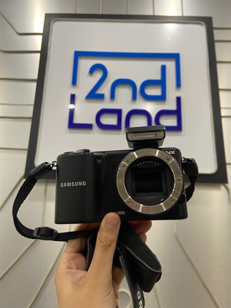 Máy ảnh Samsung NX2000 - Màu đen - Ngoại hình: 98% - Body - Kèm thẻ nhớ 32GB + 3 pin + 1 sạc