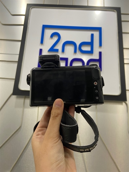 Máy ảnh Samsung NX2000 - Màu đen - Ngoại hình: 98% - Body - Kèm thẻ nhớ 32GB + 3 pin + 1 sạc 2