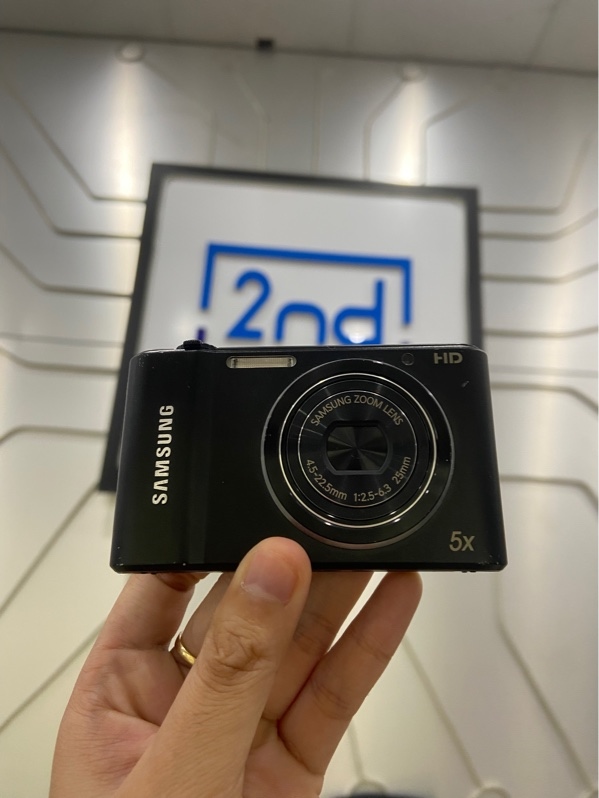 Máy ảnh Samsung ST66 - Màu đen - Ngoại hình: 97% - Sườn cấn nhẹ vài chỗ , màn ám đen nặng , ám vàng , màn giữa chấm bi nhiều - Kèm 1 pin , sạc đa năng , túi