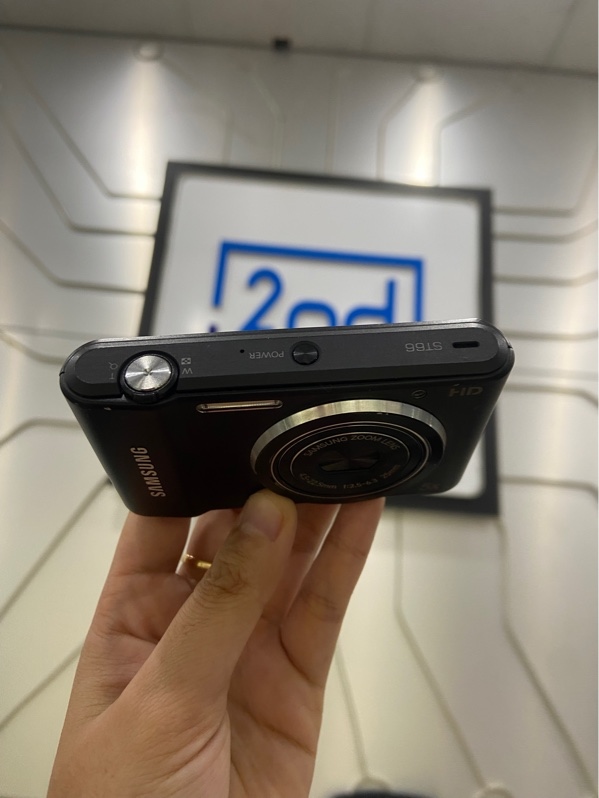 Máy ảnh Samsung ST66 - Màu đen - Ngoại hình: 97% - Sườn cấn nhẹ vài chỗ , màn ám đen nặng , ám vàng , màn giữa chấm bi nhiều - Kèm 1 pin , sạc đa năng , túi