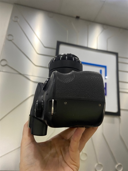 Máy ảnh Sony A3000 - Màu đen - Ngoại hình: 97% - Màn trầy nhiều , màn ám trong nặng - Kèm lens kít sony E 3.5-5.6/18-55 OSS , 0.25m/0.82ft ( mốc ) , 1 pin , 1 túi 3