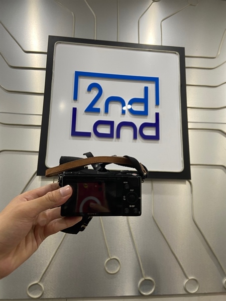 Máy ảnh Sony A5000 - Màu đen - Ngoại hình: 97% - Màn ám vàng - Kèm 2 pin + 1 Dock sạc + 1 túi + dây Micro USB + Cốc sạc 5W + Thẻ nhớ 8GB Sony + Dây số 8 Mini 2