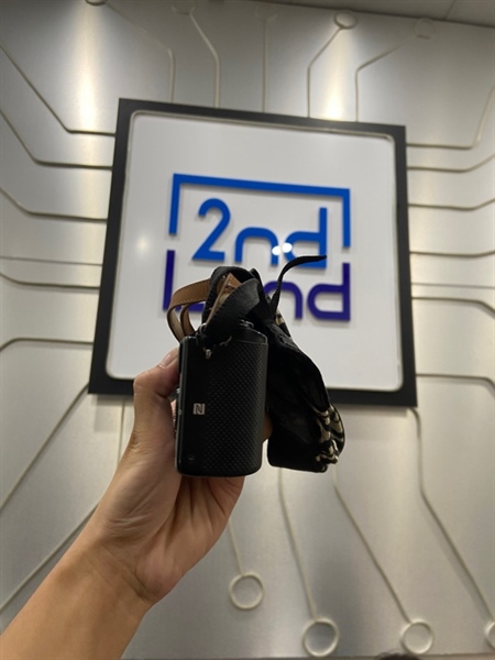 Máy ảnh Sony A5000 - Màu đen - Ngoại hình: 97% - Màn ám vàng - Kèm 2 pin + 1 Dock sạc + 1 túi + dây Micro USB + Cốc sạc 5W + Thẻ nhớ 8GB Sony + Dây số 8 Mini 3