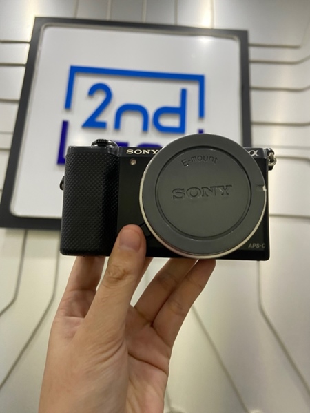 Máy ảnh Sony A5000 - Màu đen - Ngoại hình: 97% - Màn liveview bụi trong, ám vàng - Kèm 1 pin, sạc, thẻ nhớ 32gb, túi