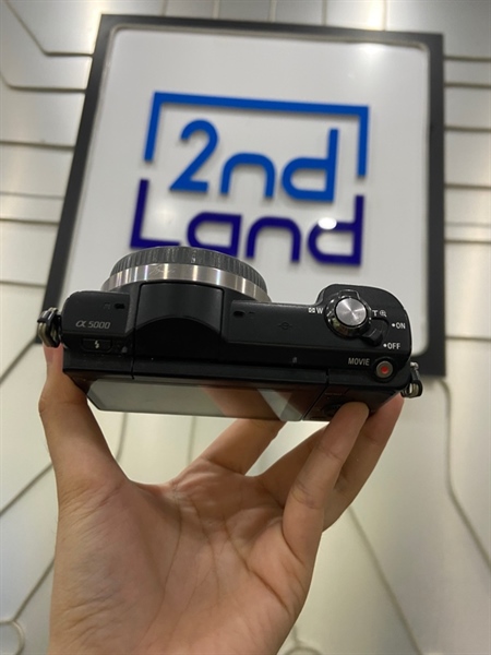 Máy ảnh Sony A5000 - Màu đen - Ngoại hình: 97% - Màn liveview bụi trong, ám vàng - Kèm 1 pin, sạc, thẻ nhớ 32gb, túi 2