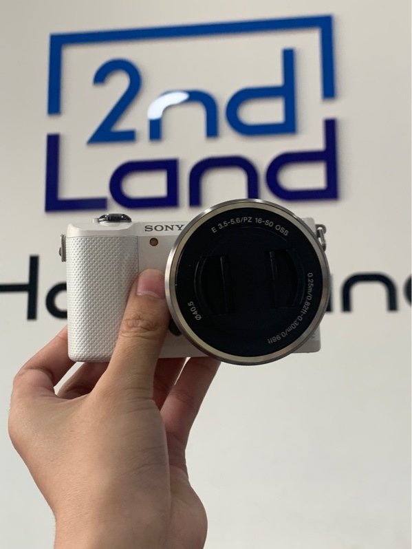 Máy ảnh Sony A5000 - Màu trắng - Ngoại hình: 96% - Nứt vỏ nhẹ, hơi ố vàng - Kèm lens kit 16-50mm + 1 pin + 1 sạc
