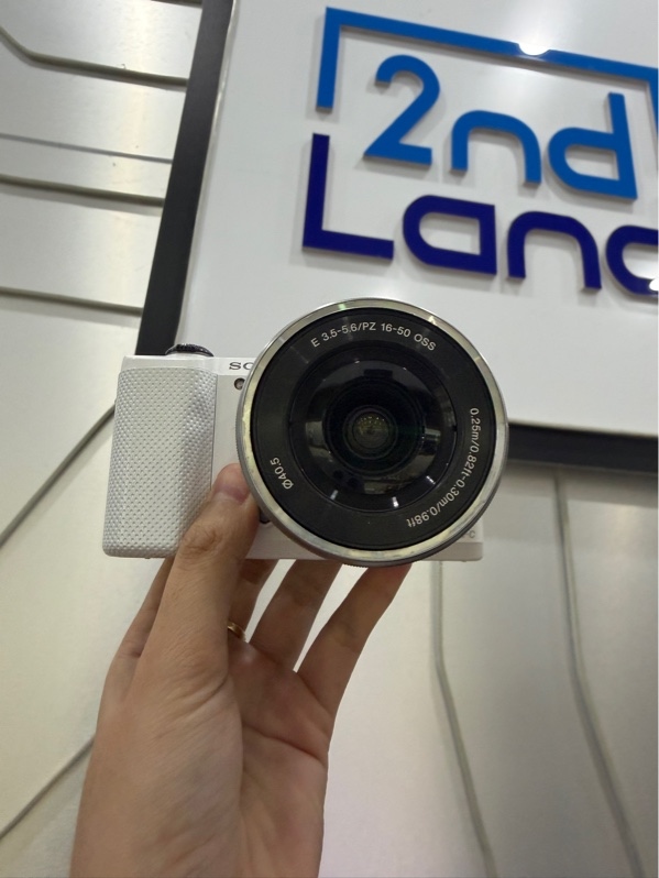 Máy ảnh Sony A5000 - Màu trắng - Ngoại hình: 97% - Màn liveview ám vàng - Kèm sạc, 1 pin, kèm lens Sony E PZ 16-50mm f/3.5-5.6 OSS