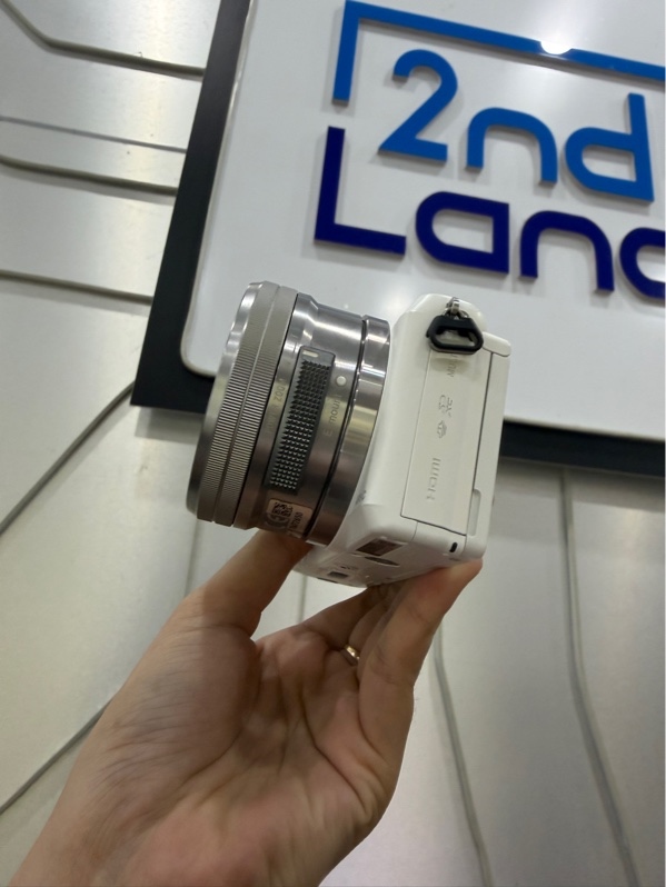 Máy ảnh Sony A5000 - Màu trắng - Ngoại hình: 97% - Màn liveview ám vàng - Kèm sạc, 1 pin, kèm lens Sony E PZ 16-50mm f/3.5-5.6 OSS