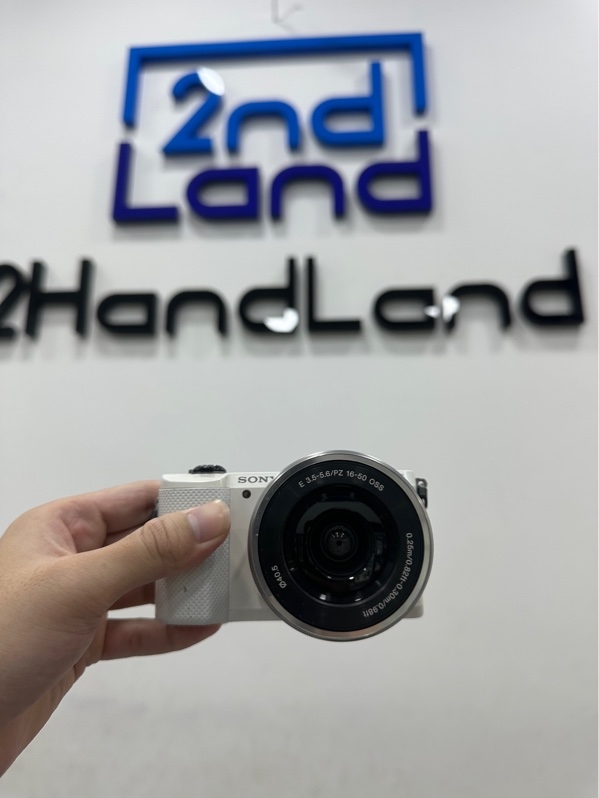 Máy ảnh Sony A5000 - Màu trắng - Ngoại hình 97% - Trầy xước, nắp pin ố, màn ám - Kèm lens kit E 3.5-5.6/PZ 16-50 OSS + 1 Pin + Sạc