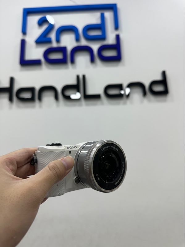 Máy ảnh Sony A5000 - Màu trắng - Ngoại hình 97% - Trầy xước, nắp pin ố, màn ám - Kèm lens kit E 3.5-5.6/PZ 16-50 OSS + 1 Pin + Sạc