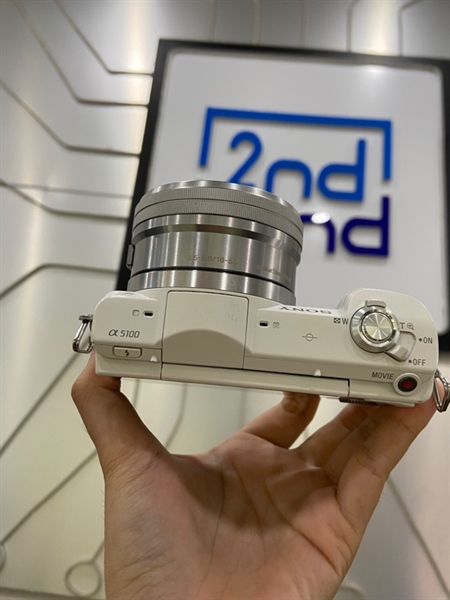 Máy ảnh Sony A5100 ASP-C - Màu trắng - Ngoại hình: 98% - Kèm lens kit sony E3.5-5.6/PZ 16-50 OS - 0.25m/0.82ft--0.30m/0.98ft + 1 pin + sạc 2