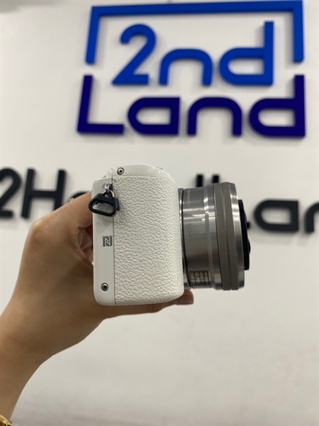 Máy ảnh Sony A5100 - Màu trắng - Ngoại hình 97% - Màn trầy , máy trầy , ố nhẹ - Kèm Box , 1 sạc , 2 pin , lens kit 3.5-5.6/pz 16-50 OSS 2