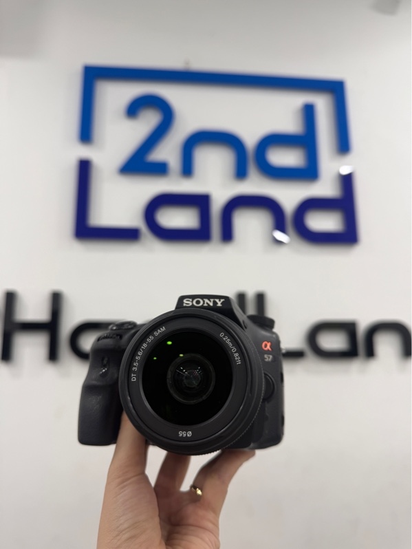 Máy ảnh Sony A57 - Màu đen - Ngoại hình 97% - Trầy xước , gương lật mốc, cấn, hết pin Cmos, màn vàng, màn mất lớp chống chói - Kèm 1 pin, 1 sạc - Kèm lens Sony 18-55mm, f3.5-5.6 SAM trầy xước