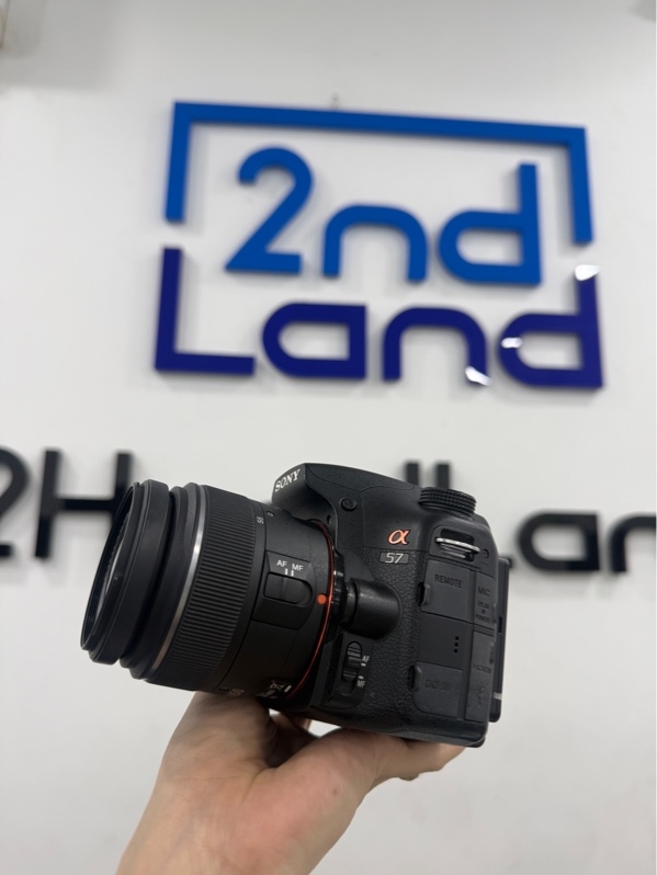 Máy ảnh Sony A57 - Màu đen - Ngoại hình 97% - Trầy xước , gương lật mốc, cấn, hết pin Cmos, màn vàng, màn mất lớp chống chói - Kèm 1 pin, 1 sạc - Kèm lens Sony 18-55mm, f3.5-5.6 SAM trầy xước