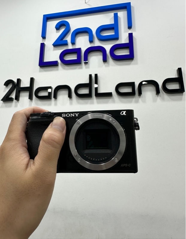 Máy ảnh Sony A6000 - Hàng nội địa Nhật - Màu đen - Ngoại hình xấu - Kèm 1 túi + 1 khung + 1 sạc + 2 pin hơi phồng