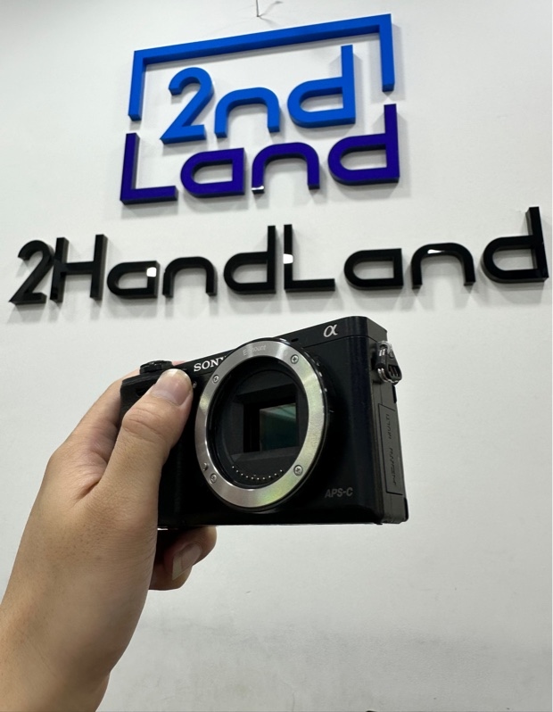 Máy ảnh Sony A6000 - Hàng nội địa Nhật - Màu đen - Ngoại hình xấu - Kèm 1 túi + 1 khung + 1 sạc + 2 pin hơi phồng