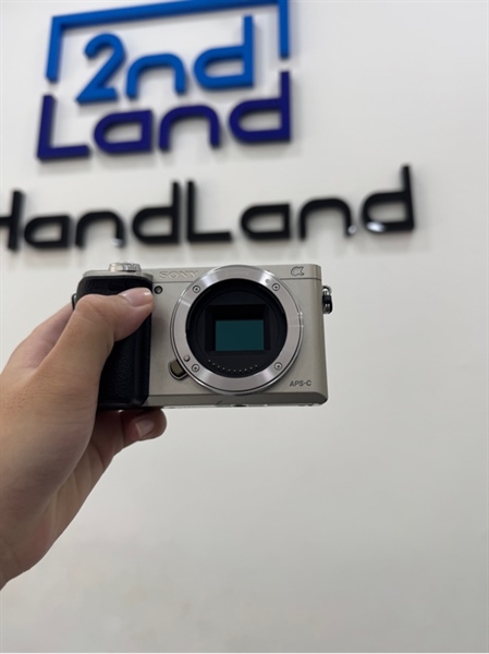 Máy ảnh Sony A6000 - Màu bạc - Ngoại hình 97% - Kèm 2 pin + sạc + Túi đựng