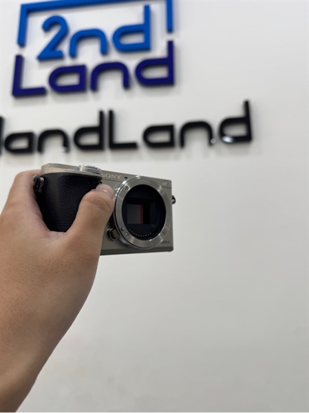 Máy ảnh Sony A6000 - Màu bạc - Ngoại hình 97% - Kèm 2 pin + sạc + Túi đựng + Thẻ 64GB 1