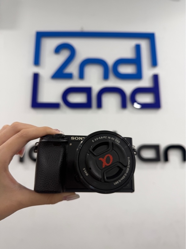 Máy ảnh Sony A6000 - Màu đen - Ngoại hình 97% - Màn tối góc, viền trầy xước, chữ các phím mờ - Kèm 1 pin, 1 sạc, 1 thẻ 32gb , lens 16-50mm, f3.5-5.6 OSS