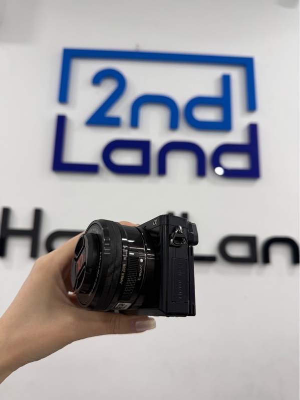 Máy ảnh Sony A6000 - Màu đen - Ngoại hình 97% - Màn tối góc, viền trầy xước, chữ các phím mờ - Kèm 1 pin, 1 sạc, 1 thẻ 32gb , lens 16-50mm, f3.5-5.6 OSS
