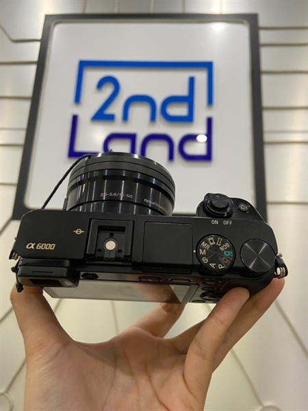 Máy ảnh Sony A6000 - Màu đen - Ngoại hình: 98% - Flash bị sét - Kèm túi + 2 pin + 1 sạc + thẻ nhớ 16GB + lens kit 16-50 OSS E 3.5-5.6/PZ 0.25/0.82FT-0.30M/0.89FT 2