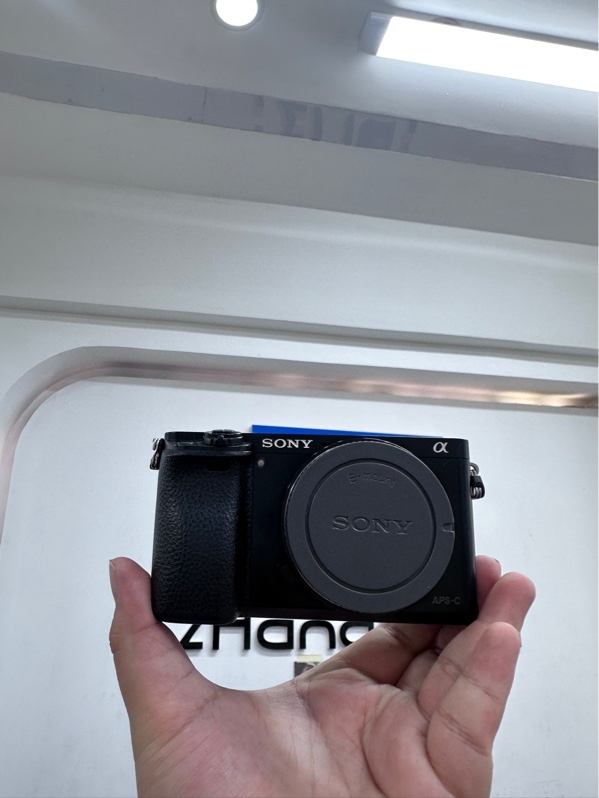 Máy ảnh Sony a6000 - Màu đen - Ngoại hình 98% - Kèm 1 pin, dock sạc, 1 pin dummy, khung rig cage, túi