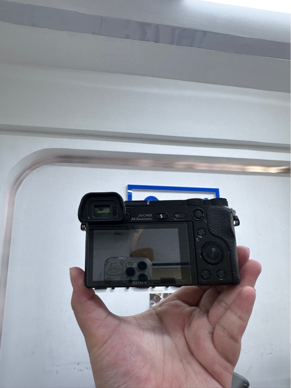 Máy ảnh Sony a6000 - Màu đen - Ngoại hình 98% - Kèm 1 pin, dock sạc, 1 pin dummy, khung rig cage, túi