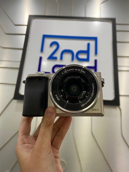 Máy ảnh Sony A6000 - Màu xám - Ngoại hình: 97% - Trầy + phai màu nhẹ + sensor trầy 1 đường + màn LV trầy + lens trầy - Kèm túi + 3 pin + dock sạc + lens 16-50 F3.5-5.6