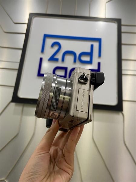 Máy ảnh Sony A6000 - Màu xám - Ngoại hình: 97% - Trầy + phai màu nhẹ + sensor trầy 1 đường + màn LV trầy + lens trầy - Kèm túi + 3 pin + dock sạc + lens 16-50 F3.5-5.6 1