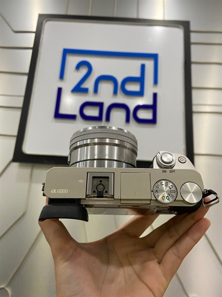 Máy ảnh Sony A6000 - Màu xám - Ngoại hình: 97% - Trầy + phai màu nhẹ + sensor trầy 1 đường + màn LV trầy + lens trầy - Kèm túi + 3 pin + dock sạc + lens 16-50 F3.5-5.6 2