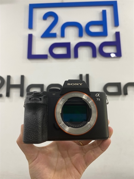 Máy ảnh Sony A7 Mark 2 - Màu đen - Ngoại hình 97% - Tróc sơn , phần đệm nắp mở pin bị bung , màn ám vàng - Kèm 2 pin (1 pin hở) , sạc