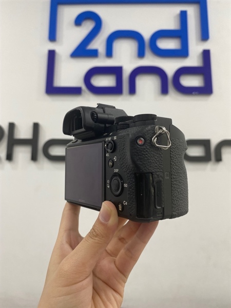 Máy ảnh Sony A7 Mark 2 - Màu đen - Ngoại hình 97% - Tróc sơn , phần đệm nắp mở pin bị bung , màn ám vàng - Kèm 2 pin (1 pin hở) , sạc 2