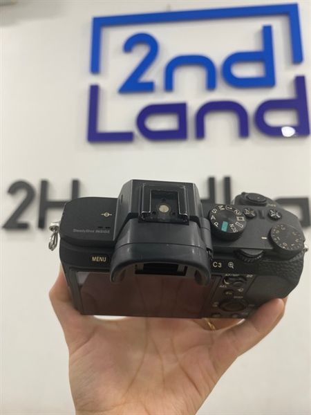 Máy ảnh Sony A7 Mark 2 - Màu đen - Ngoại hình 97% - Tróc sơn , phần đệm nắp mở pin bị bung , màn ám vàng - Kèm 2 pin (1 pin hở) , sạc 3